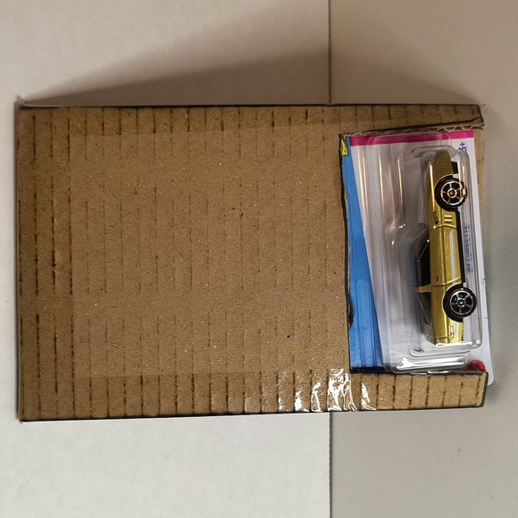 B22 Hot Wheels 84 Corvette Stingray   with shipping protector - Picture 3 of 3